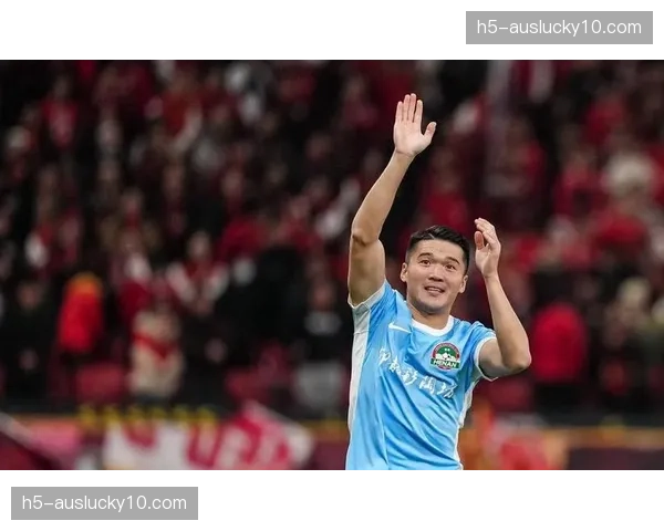 河南队王上源中场挑传创造机会，钟义浩跟进稍慢错失良机